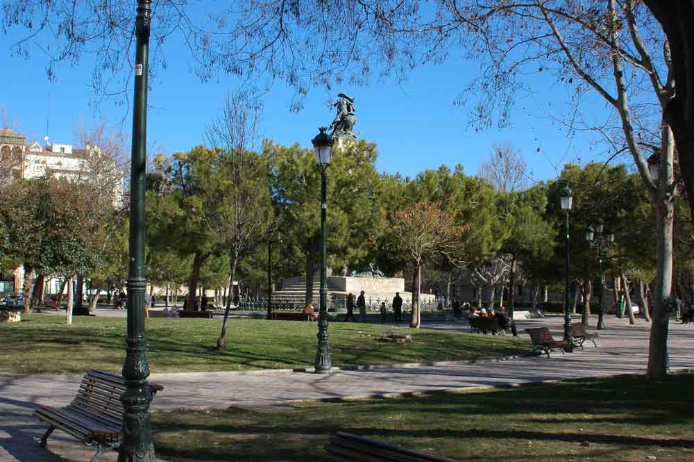 Zaragoza 67 - palacio de la Aljafería - plaza de los Sitios.jpg